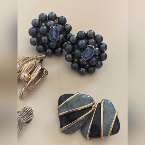 Lot of 7 Pairs of Vintage Clip On Earrings - Picture 3 of 7